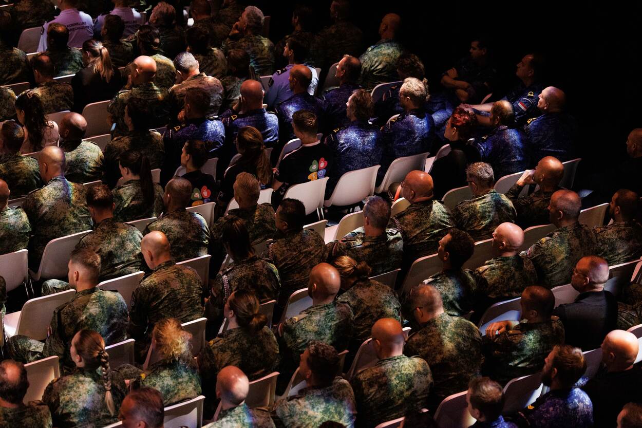 de zaal met deelnemers van bovenaf gezien