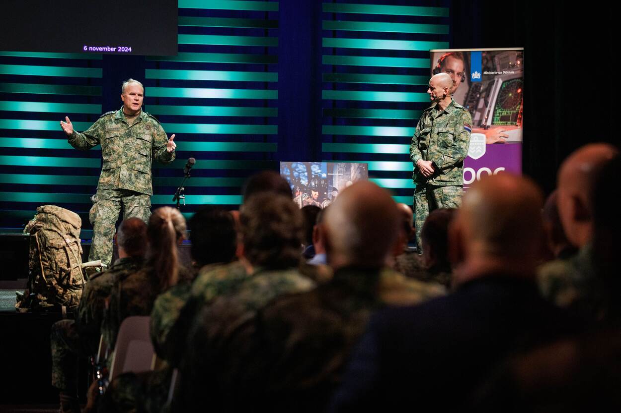 CDS Eichelsheim geflankeerd door krijgsmacht-adjudant Mark Veraart.