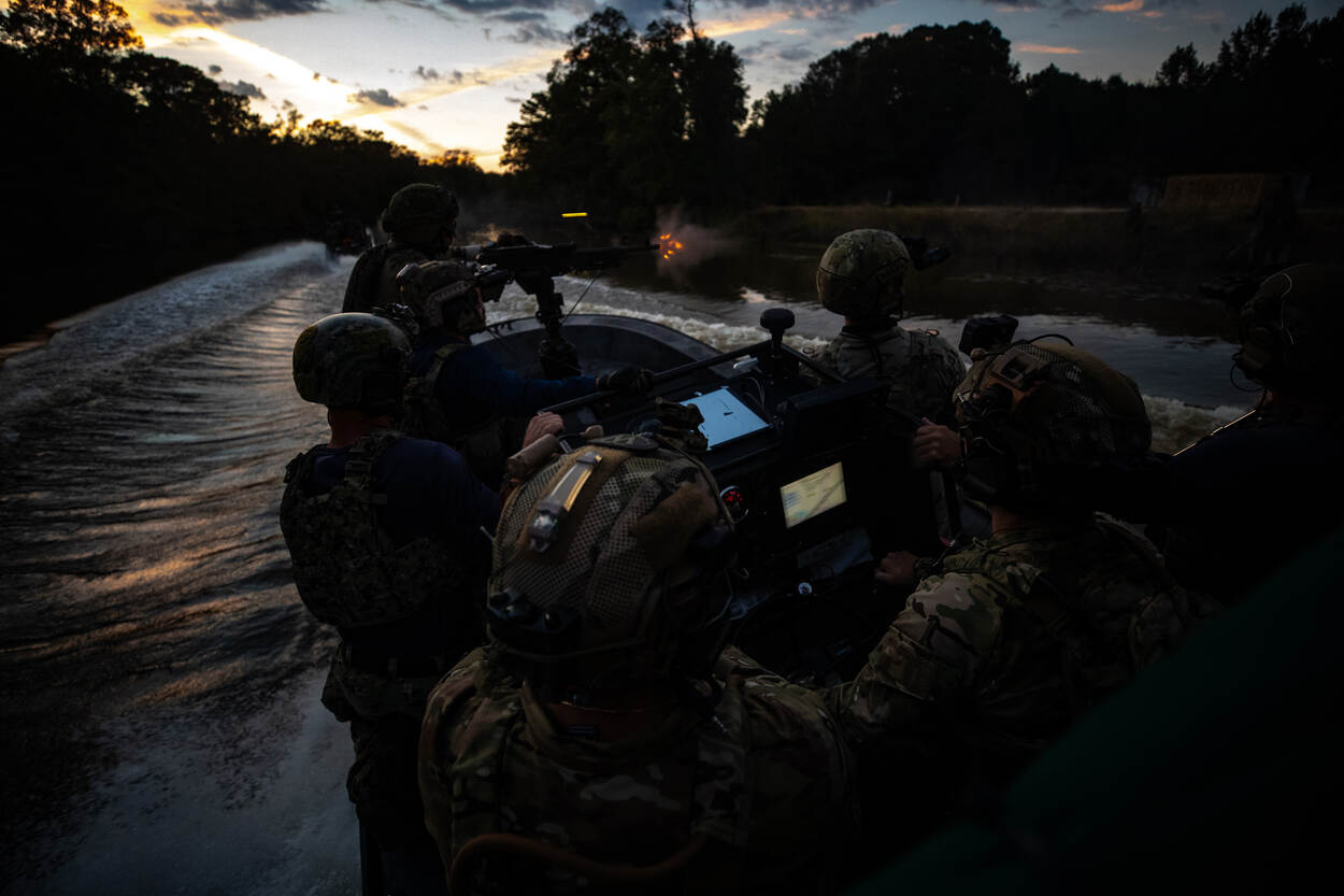 Militairen in een boot terwijl de schemering invalt.