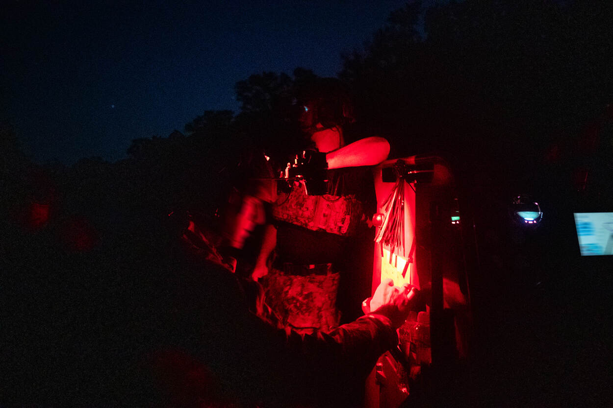 Militairen lezen kaart, met behulp van rood licht.