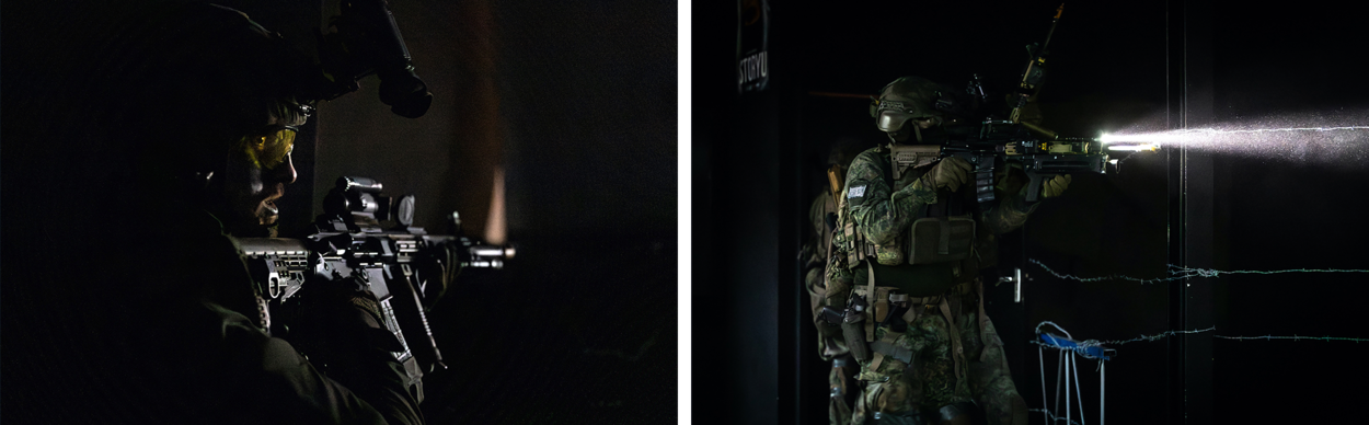 Militairen communiceren onderling en bewegen zich langzaam voort door donkere ruimtes. Indien nodig openen ze het vuur.