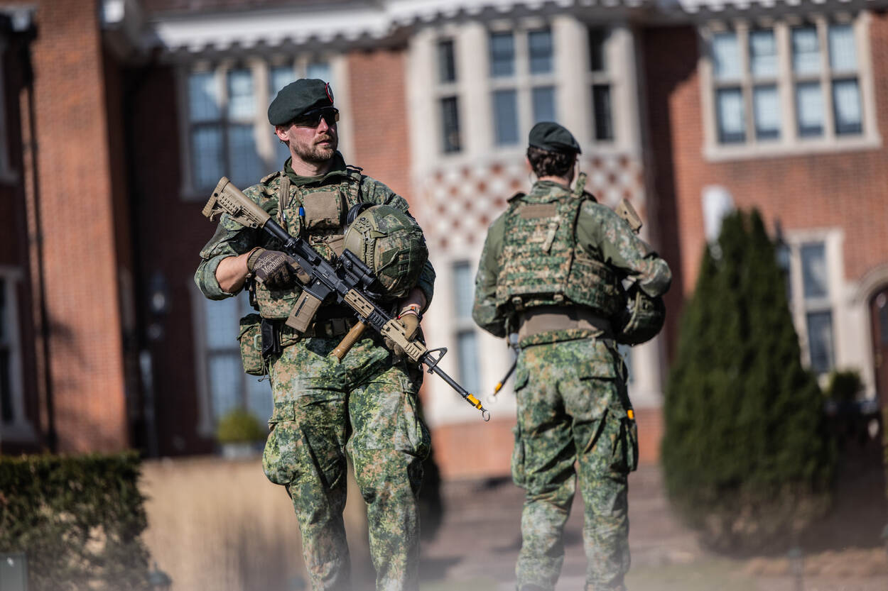 2 militairen bewaken in tegengestelde richting een landgoed