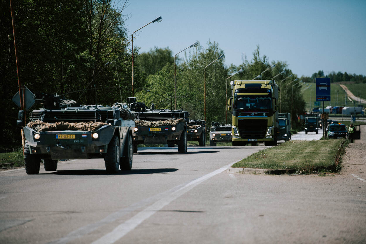 Boxer-pantserwielvoertuigen, Fennek-verkenningsvoertuigen, gepantserde Bushmasters, Mercedes Benz-terreinwagens en Scania Gryphus-transportvoertuigen verplaatsen over de Duitse snelweg.