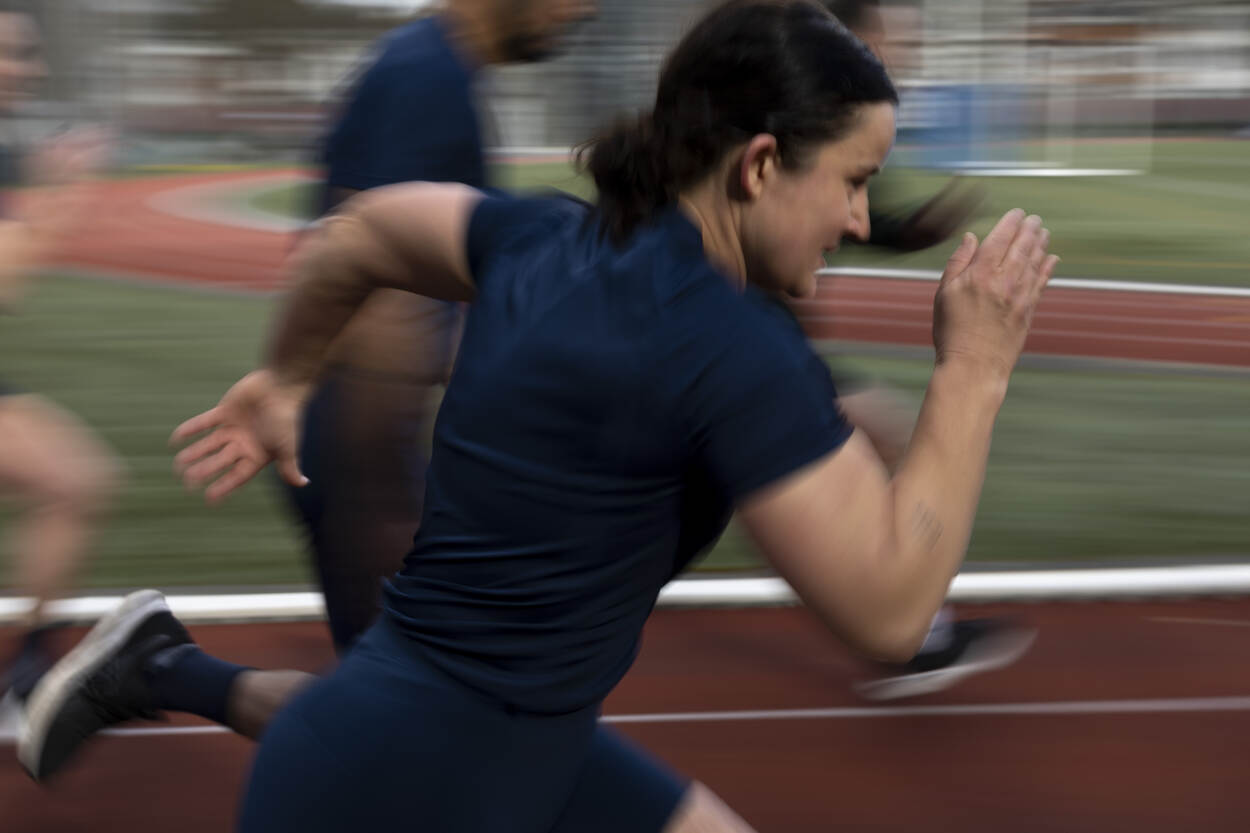 Een cadet is aan het hardlopen.