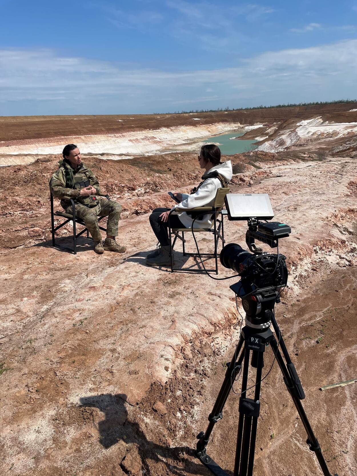 Iryna in gesprek met een vrouwelijke militair.