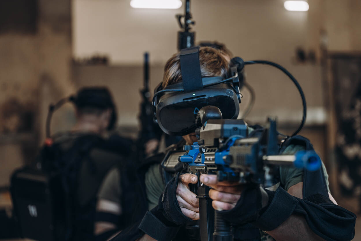 Een militair met een VR-bril.