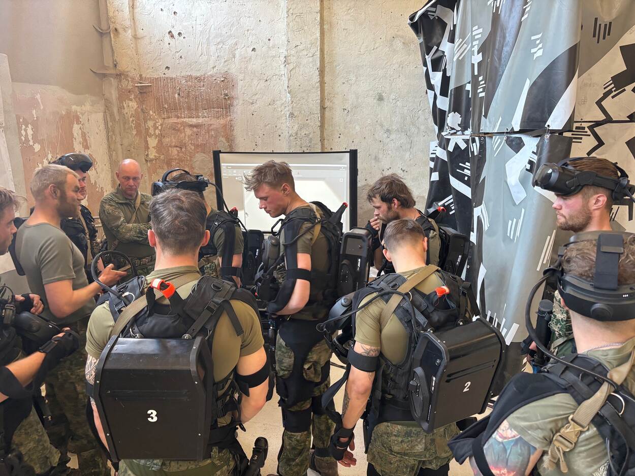 Militairen verzamelen zich rondom een scherm voor de evaluatie.