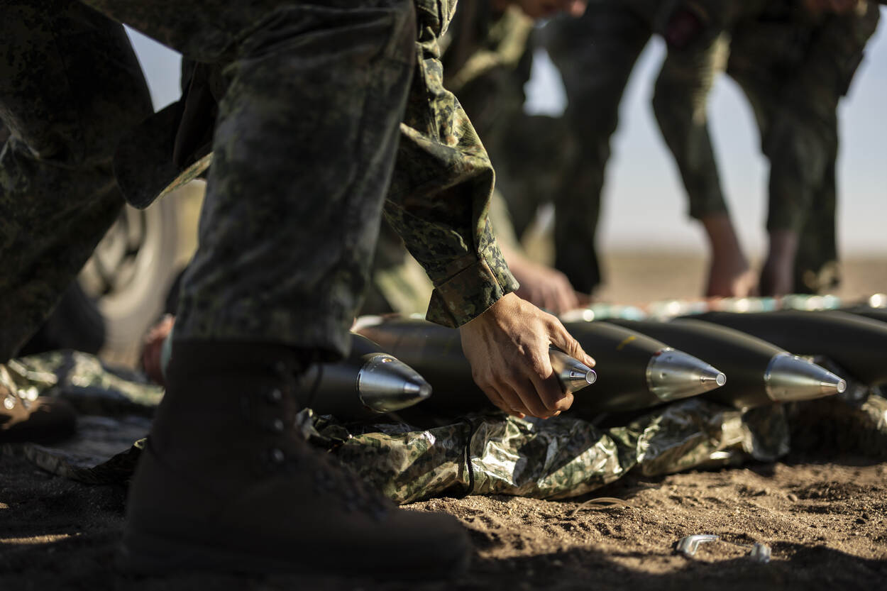 Mortieristen pakken granaten op.