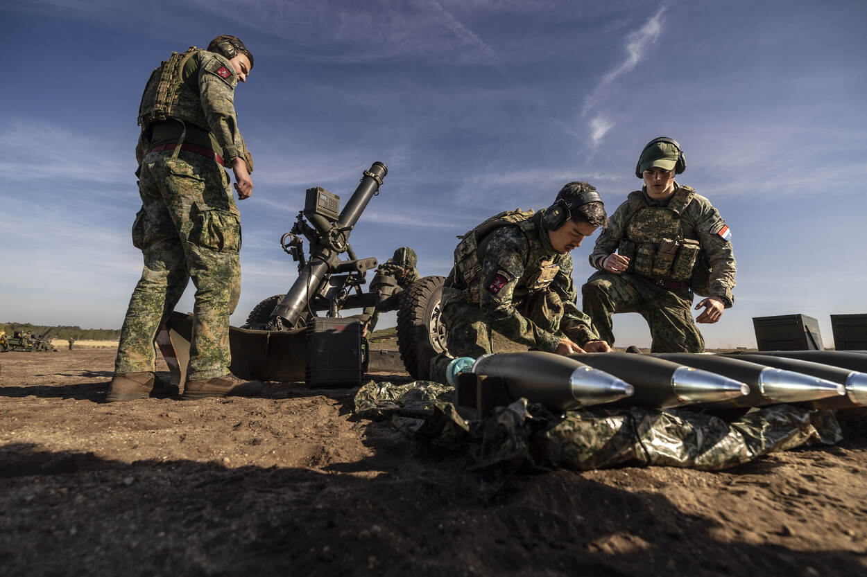 Een aantal mortieristen werkzaam bij hun stuk.