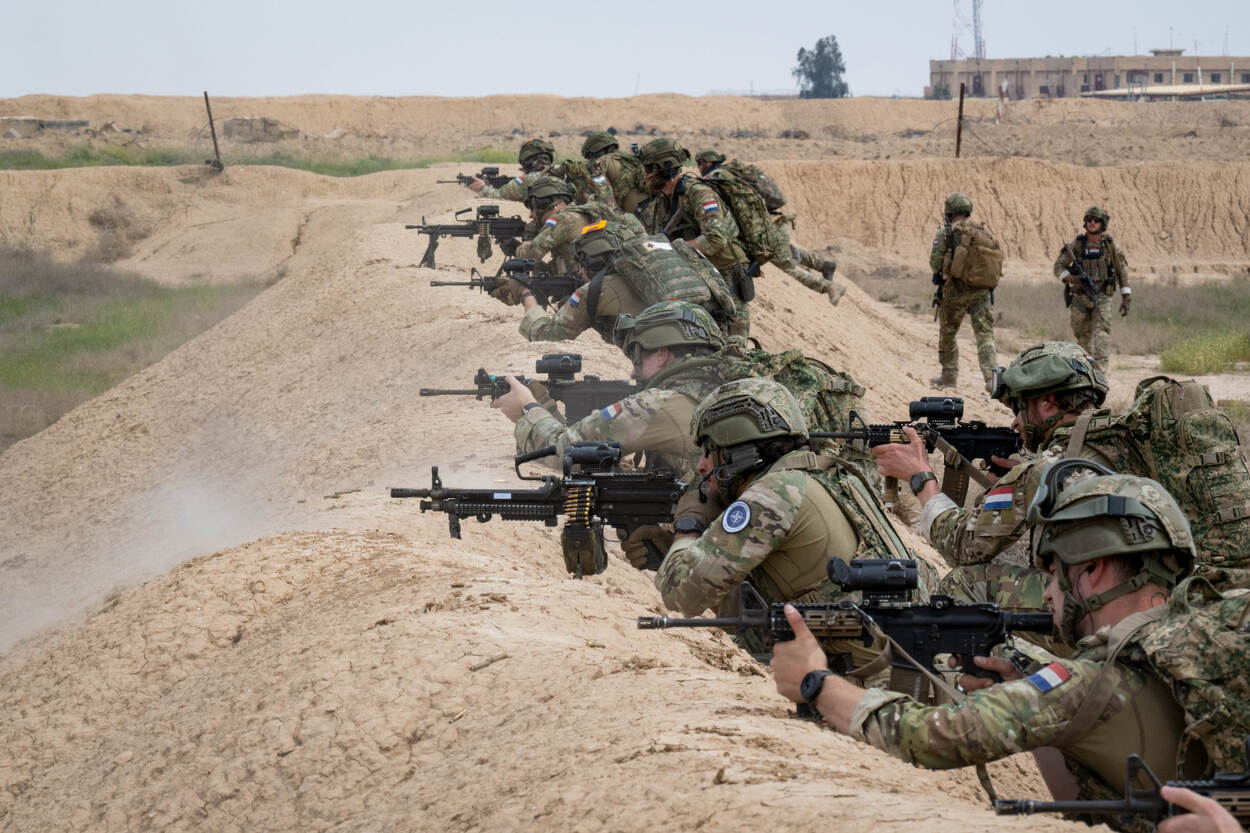 Nederlandse militairen van 11 Luchtmobiele Brigade vuren op oefenterrein Besmaya in Irak.