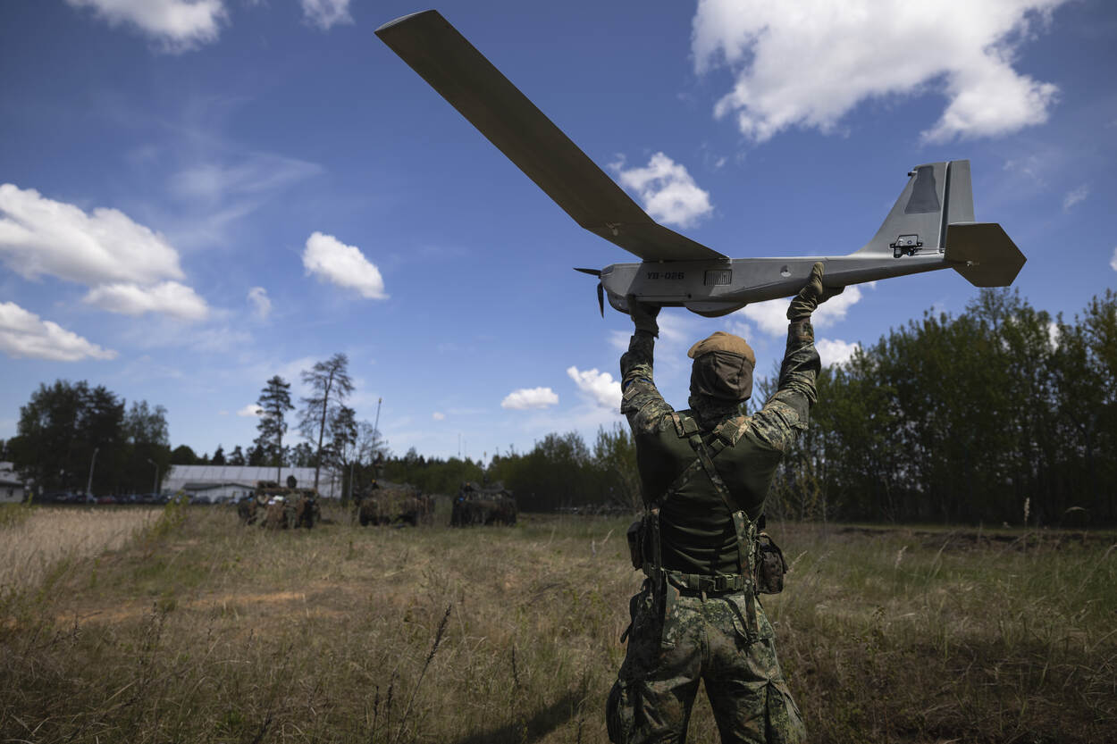 Een verkenner lanceert een drone tijdens oefening Iron Wolf in Litouwen.