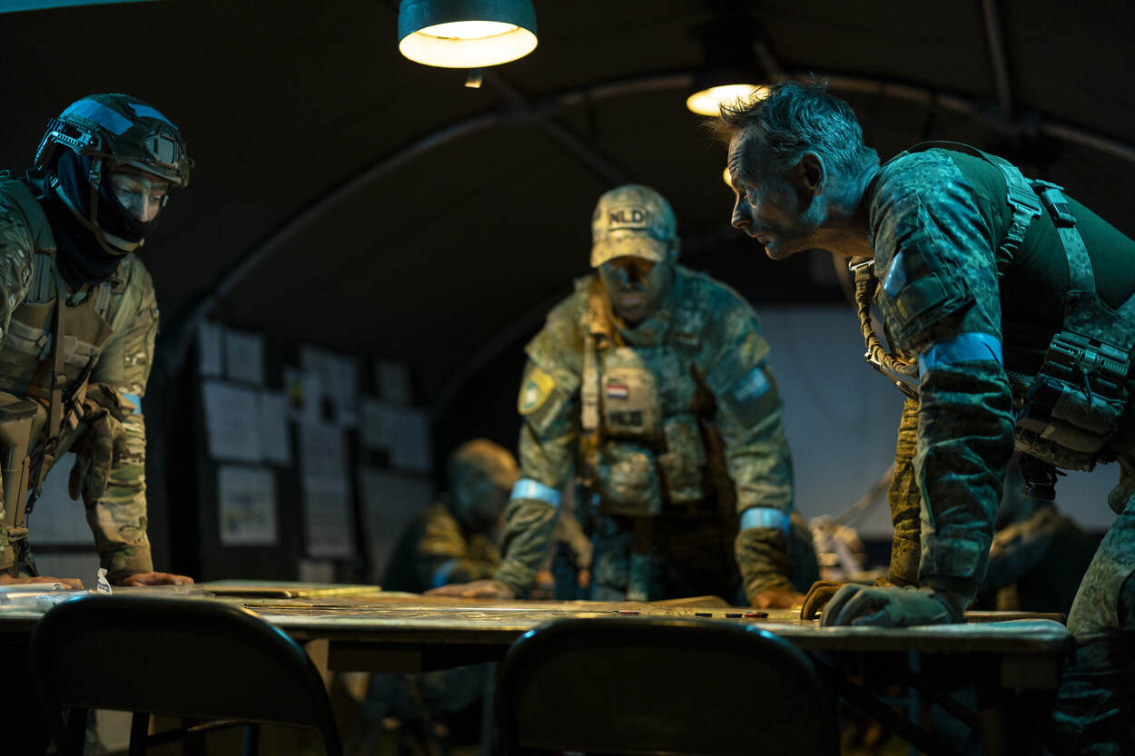 Officieren buigen zich over een stafkaart.