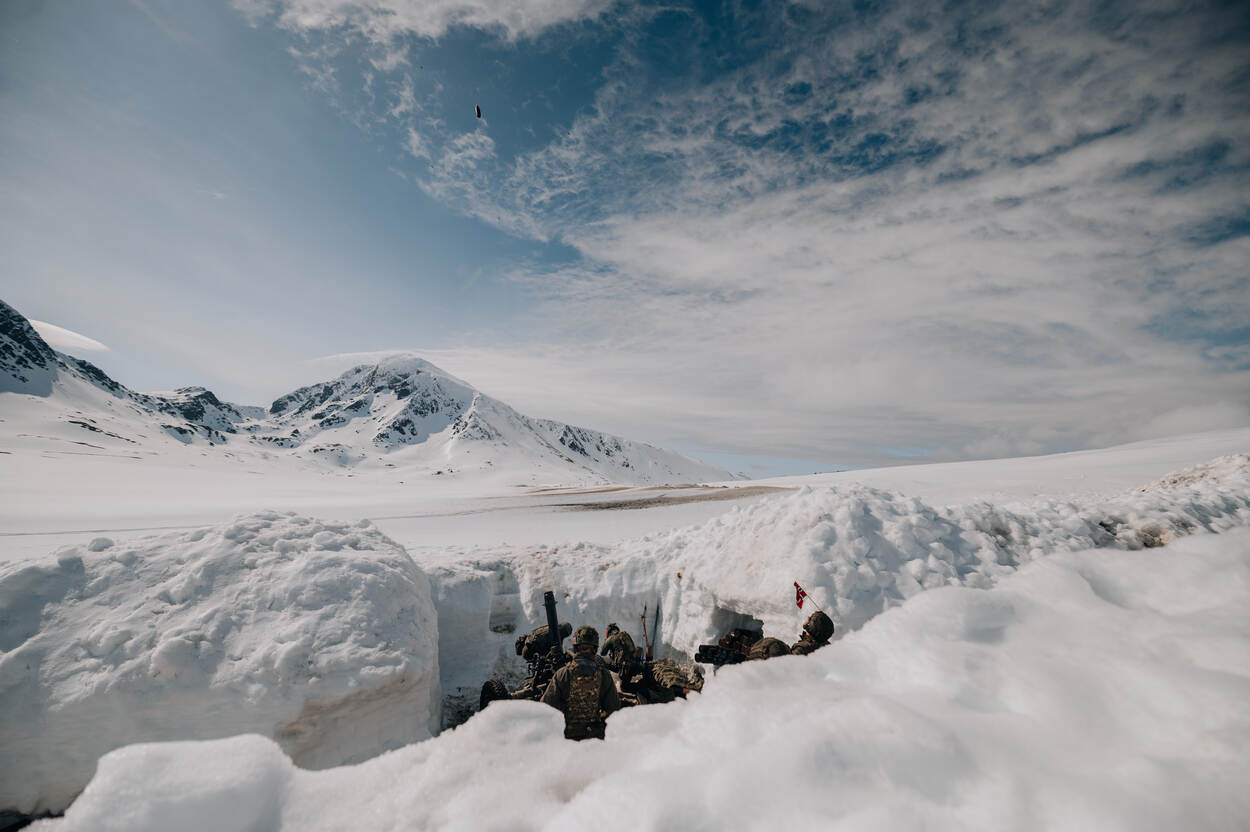 Een uitgegraven stelling van 120mm in de Noorse sneeuw.