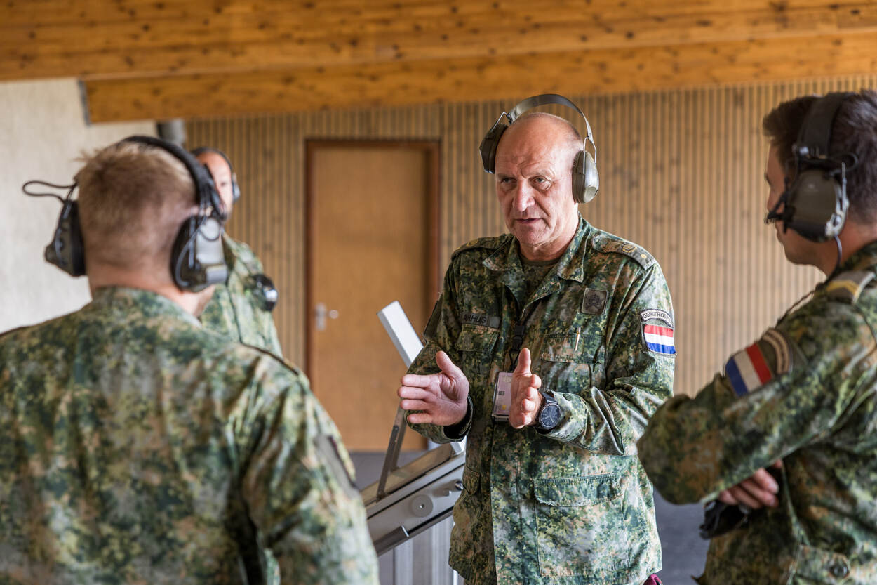 Adjudant Laarhuis in gesprek op het Infanterie Schietkamp.