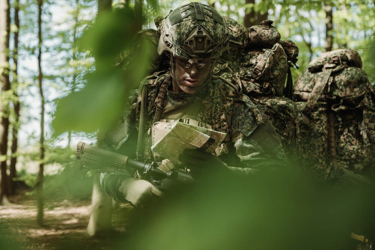 Een militair in het bos
