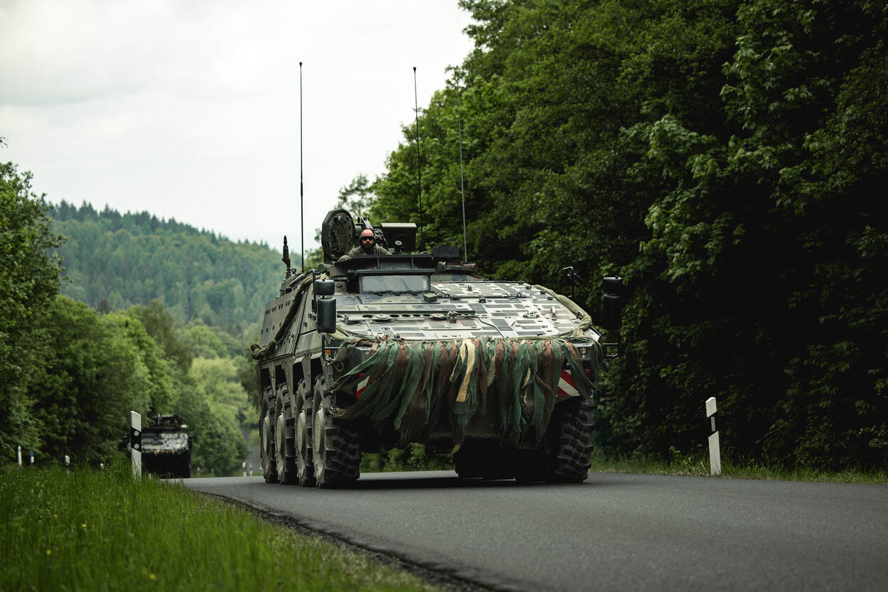 Een pantservoertuig op de weg.