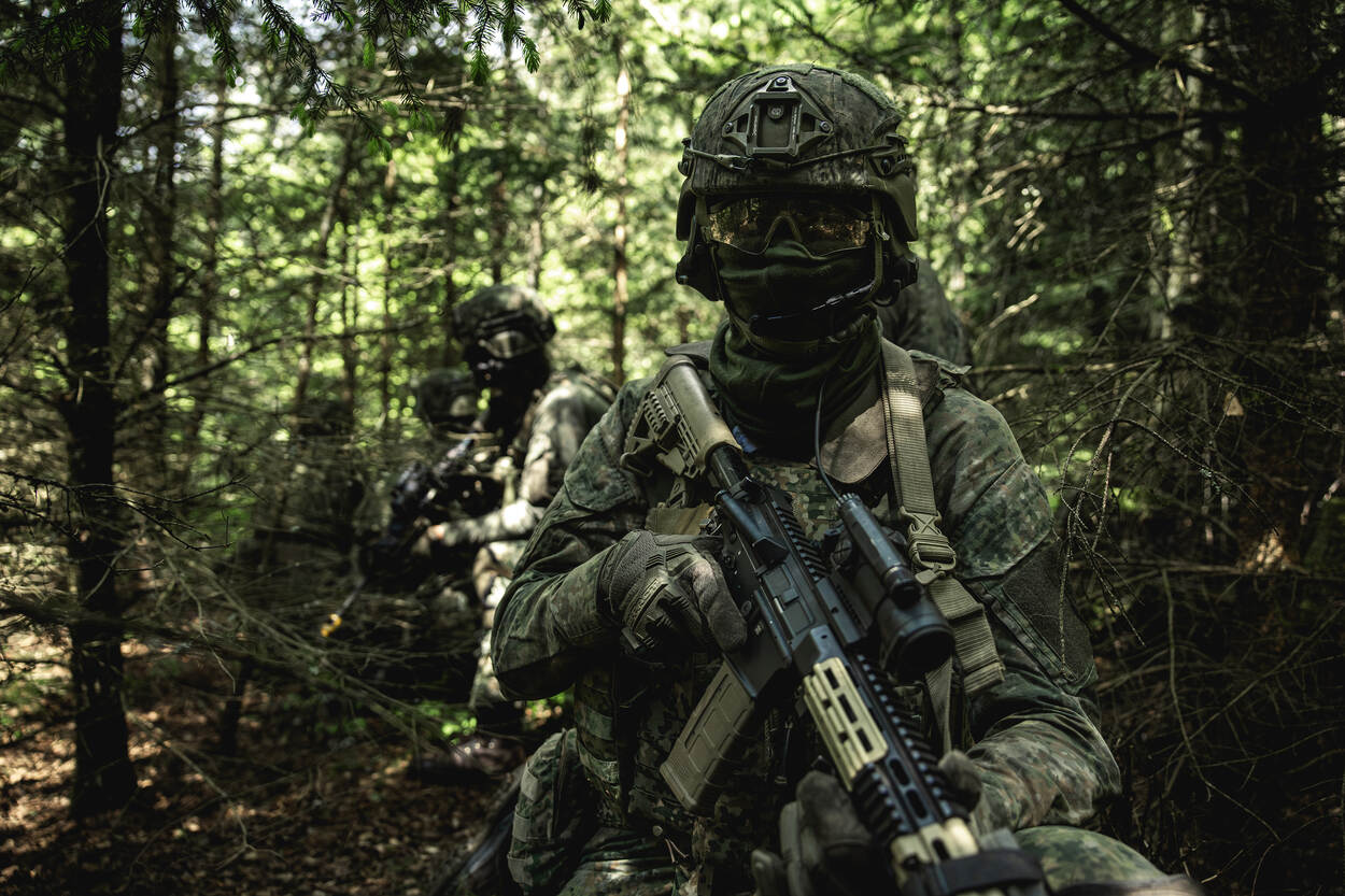 Een militair met volledige bepakking.