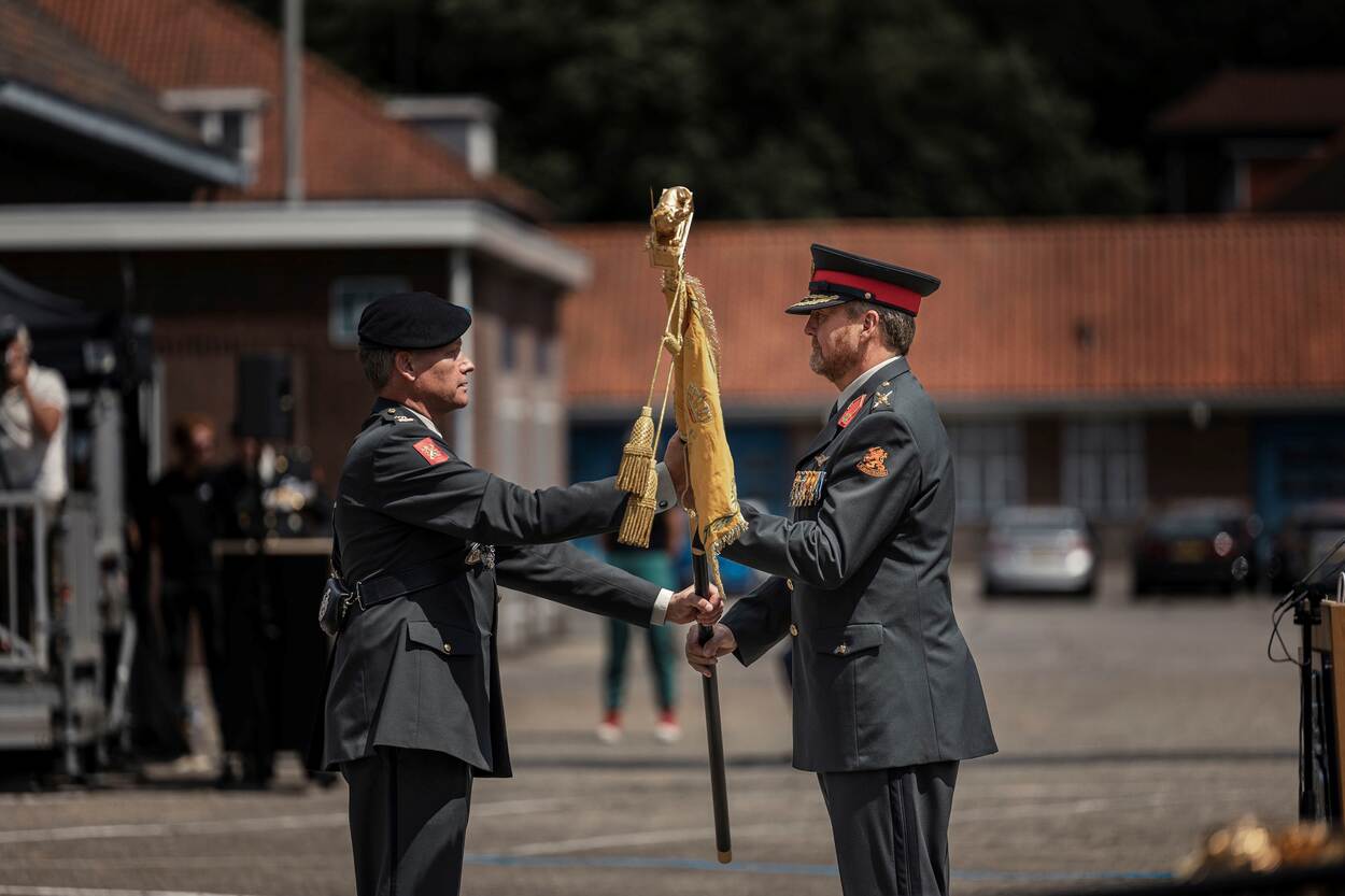 de vaandelwacht defilerend langs de troepen.