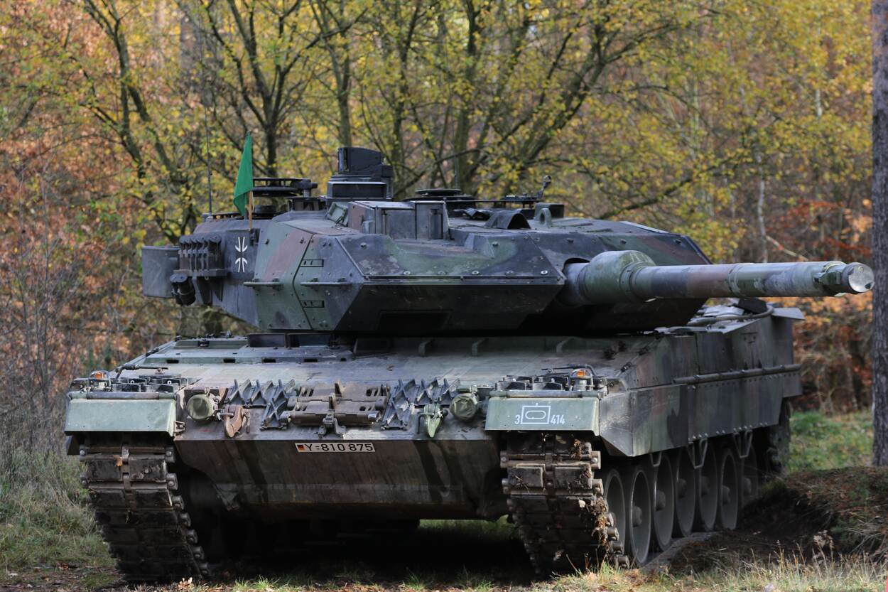 een Leopard 2A6 frontaal gefotografeerd.