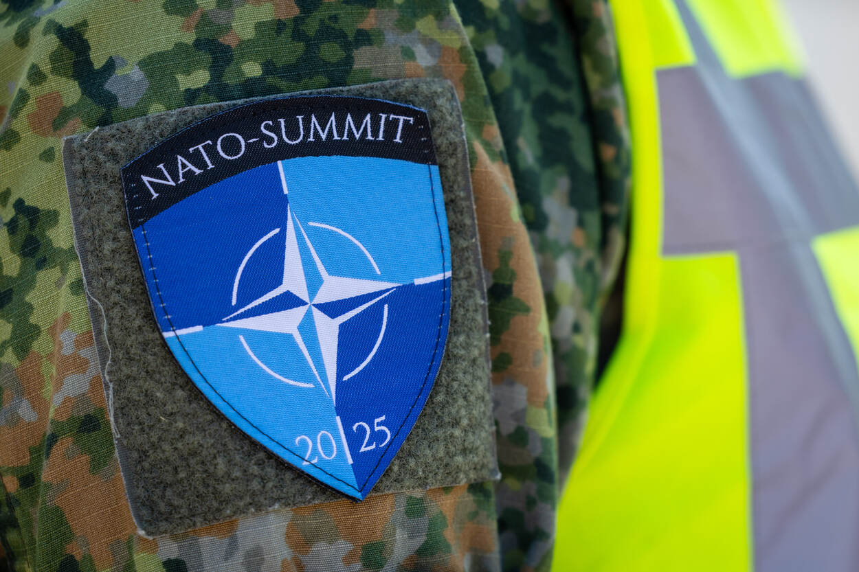 NAVO-logo op militaire outfit met geel hesje.