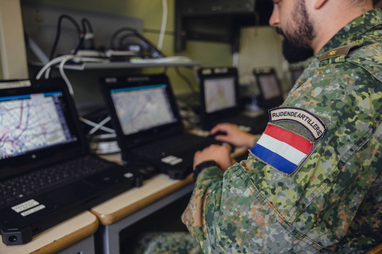 Een militair bekijkt radarbeelden.