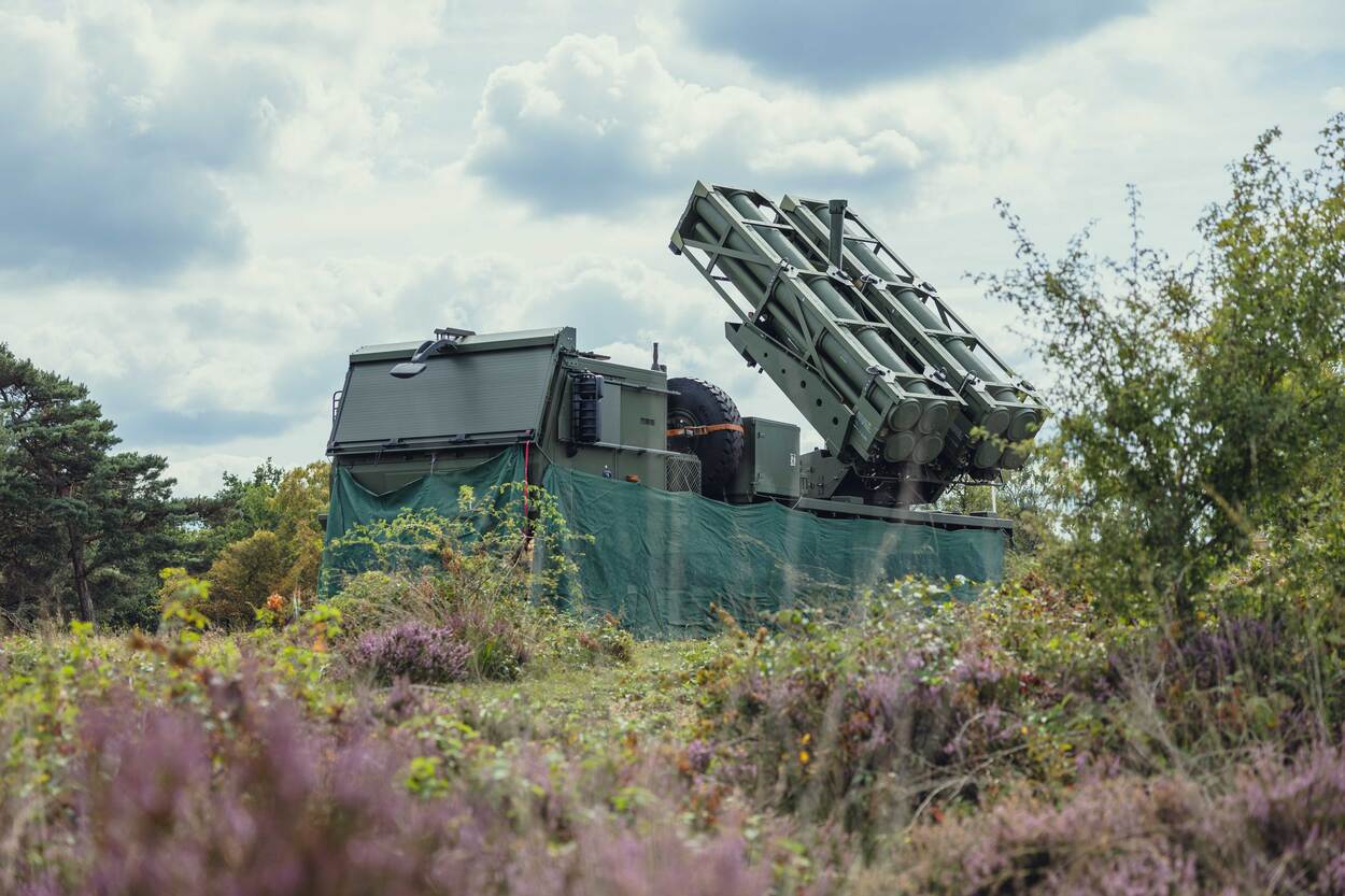 Een raketlanceerinstallatie opgesteld in de natuur.