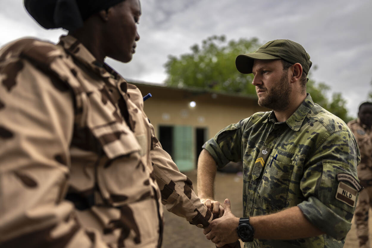 Sergeant Bob checkt de pols van een Tsjadische militair