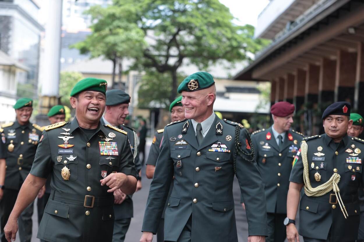 Generaal Swillens met een collega-generaal uit de Indo-Pacific.