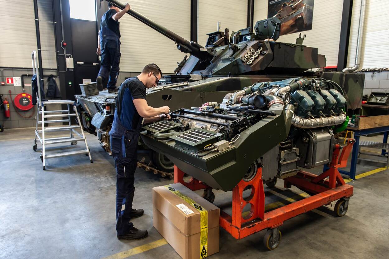 Personeel werkt in de bedrijfshal.