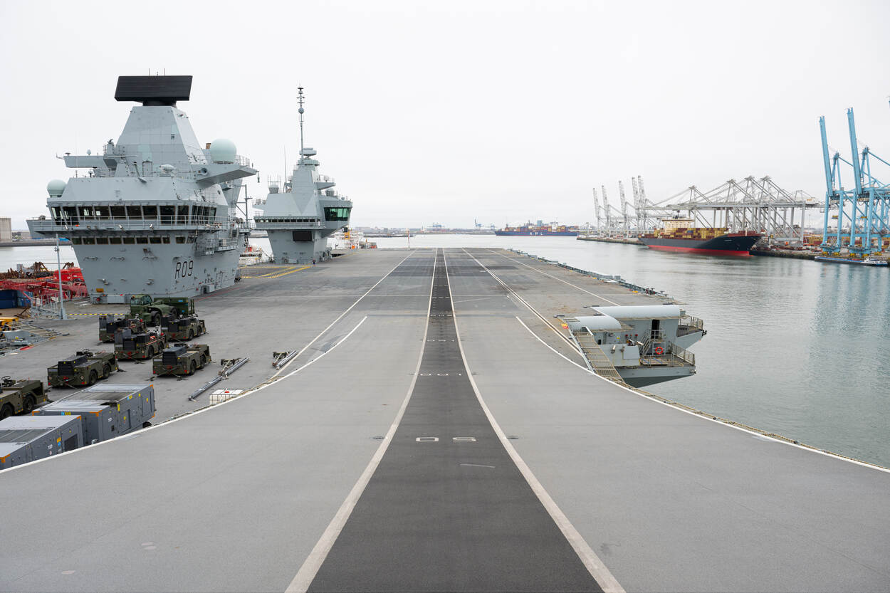 Blik over het vliegdek vanaf de voorkant van het schip.