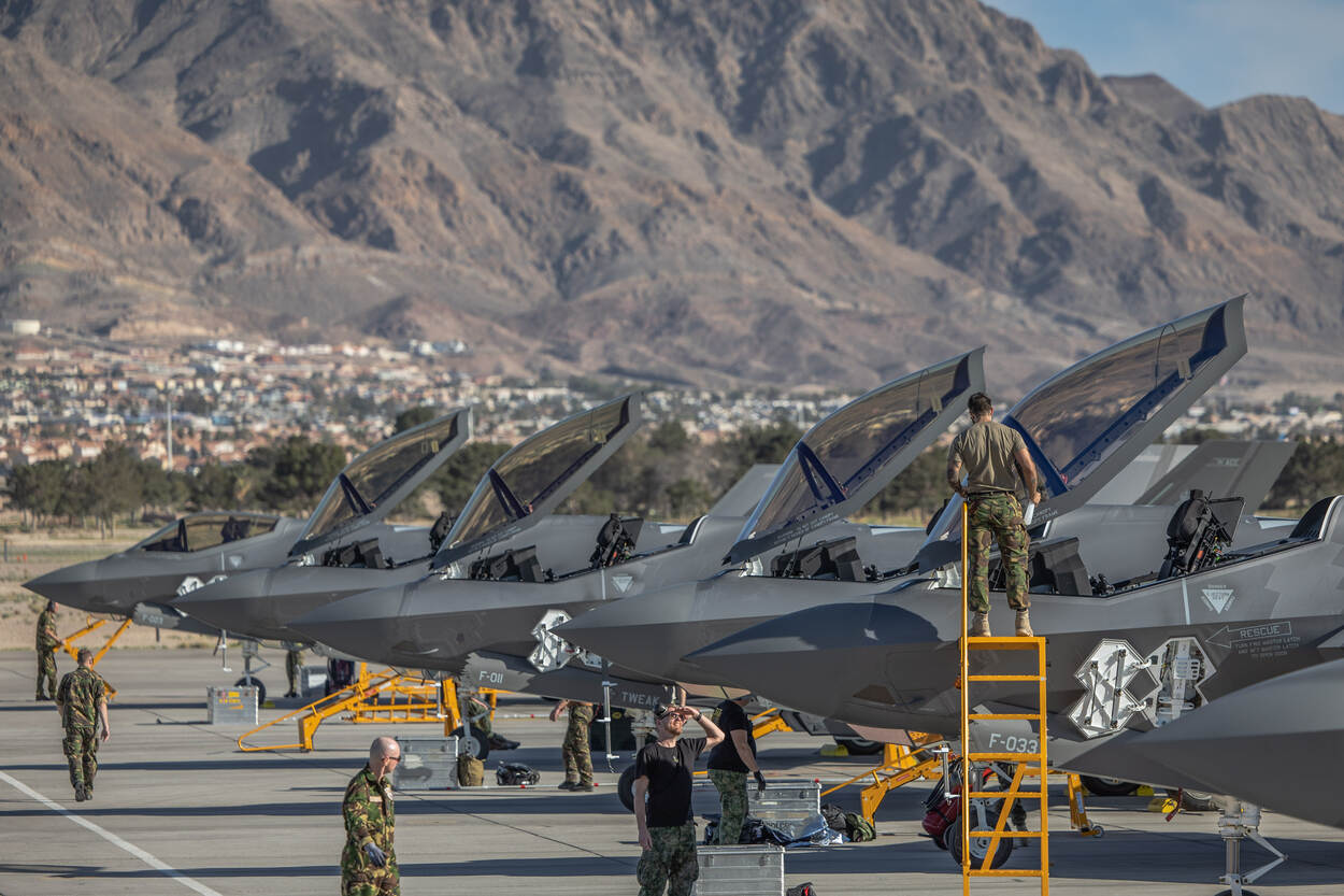 een rij F-35’s met geopende cockpit.