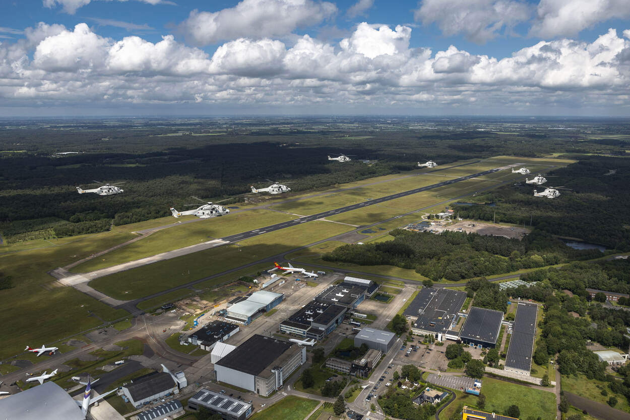 Formatie van 8 NH90's boven Nederland.