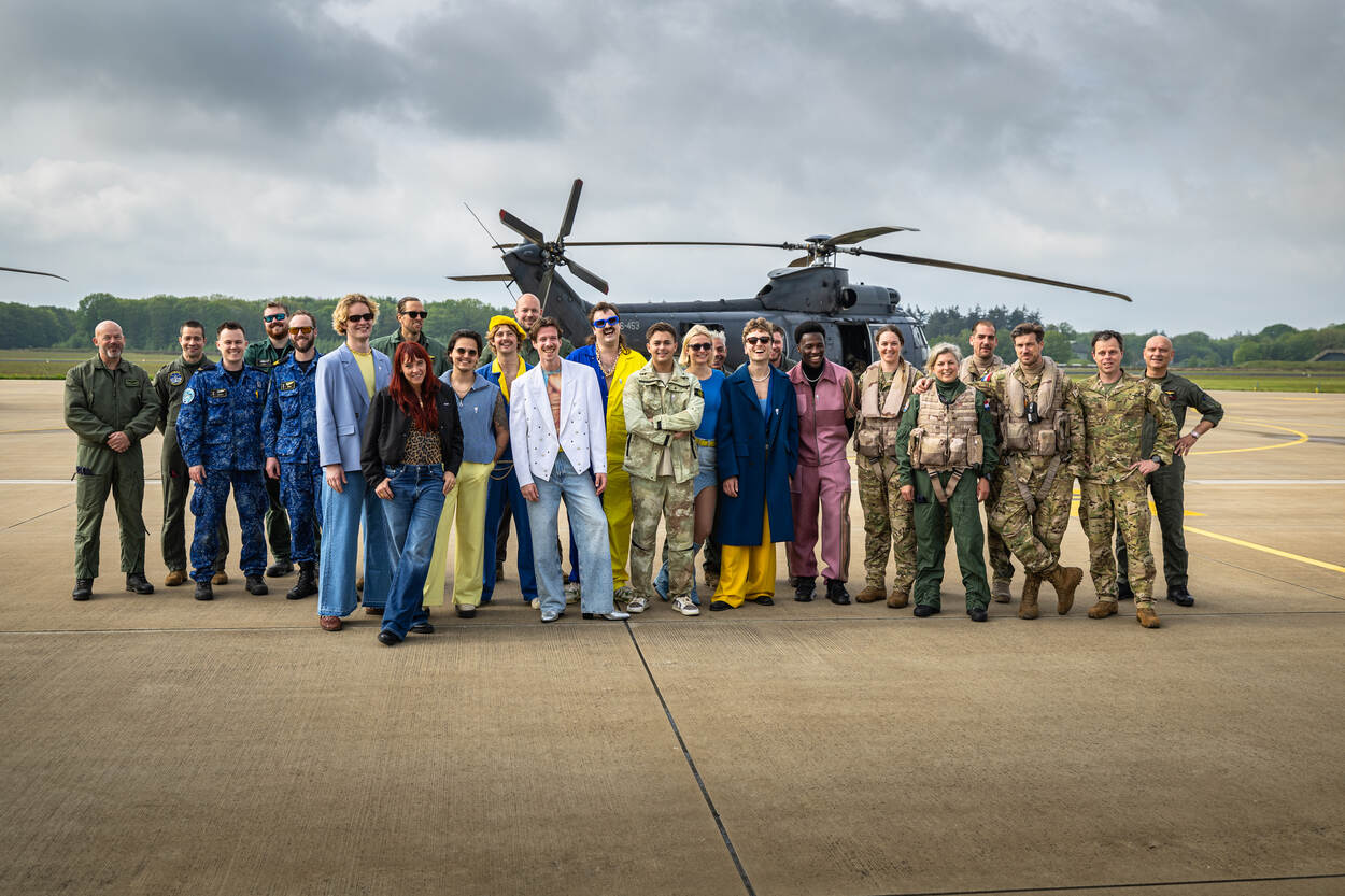 Artiesten Flemming, Wende Snijders, Son Mieux en Claude poseren met een deel van de vliegende bemanningen voor een Cougar.