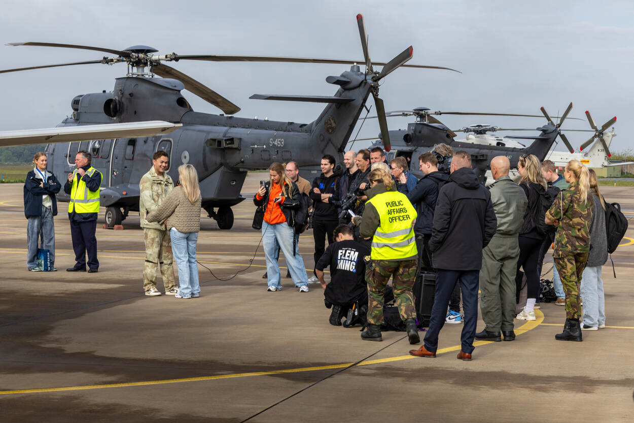 Mediabelangstelling voor zanger Flemming op Vliegbasis Gilze-Rijen.
