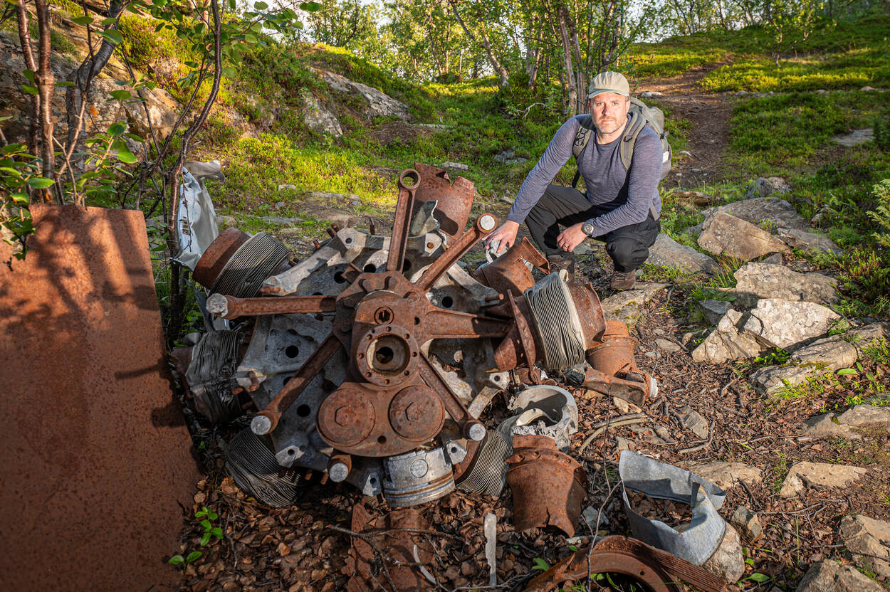 De berg waar Ron Richardson verongelukte ligt nog bezaaid met restanten van de Hellcat.