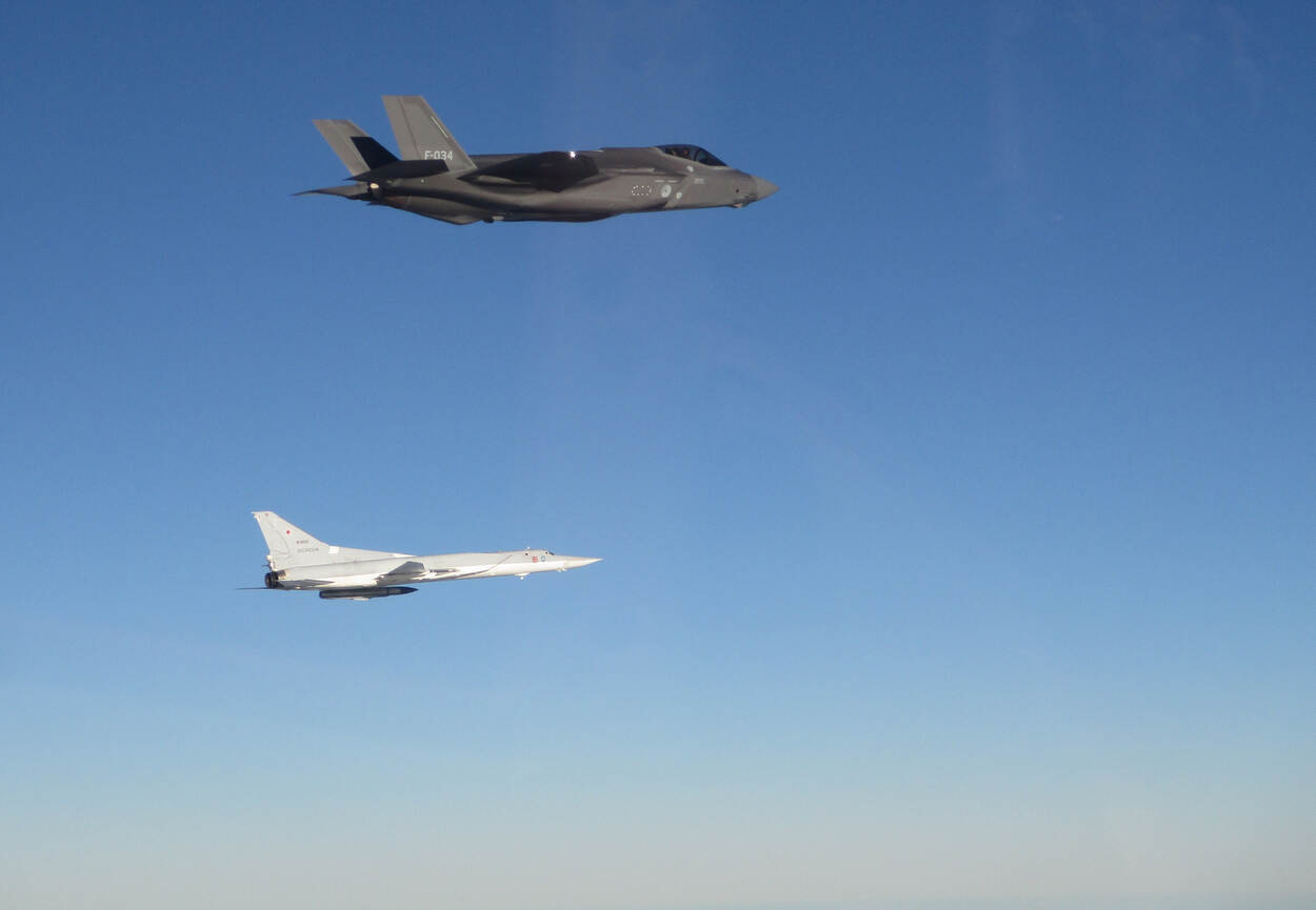 Een Nederlandse F-35 vliegt naast een Russische Tu-22.