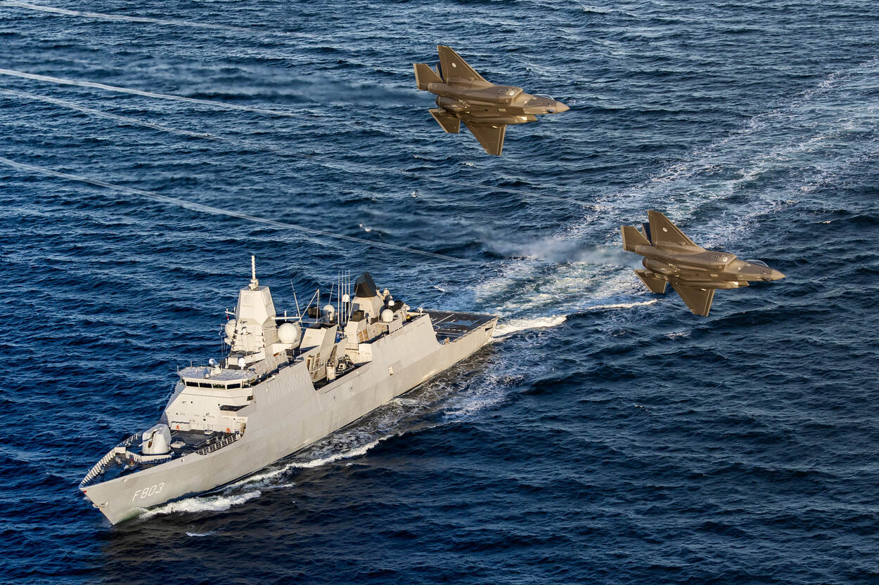 Twee F-35’s vliegen over het Nederlandse fregat Zr.Ms. Tromp.