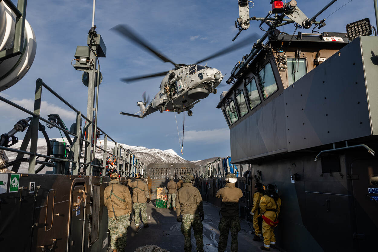 Een NH90 bevoorraadt een Landing Craft Utility van de marine.