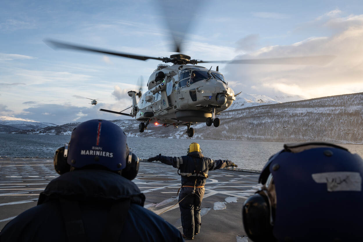Een NH90 land op de Zr.Ms. Johan de Witt.
