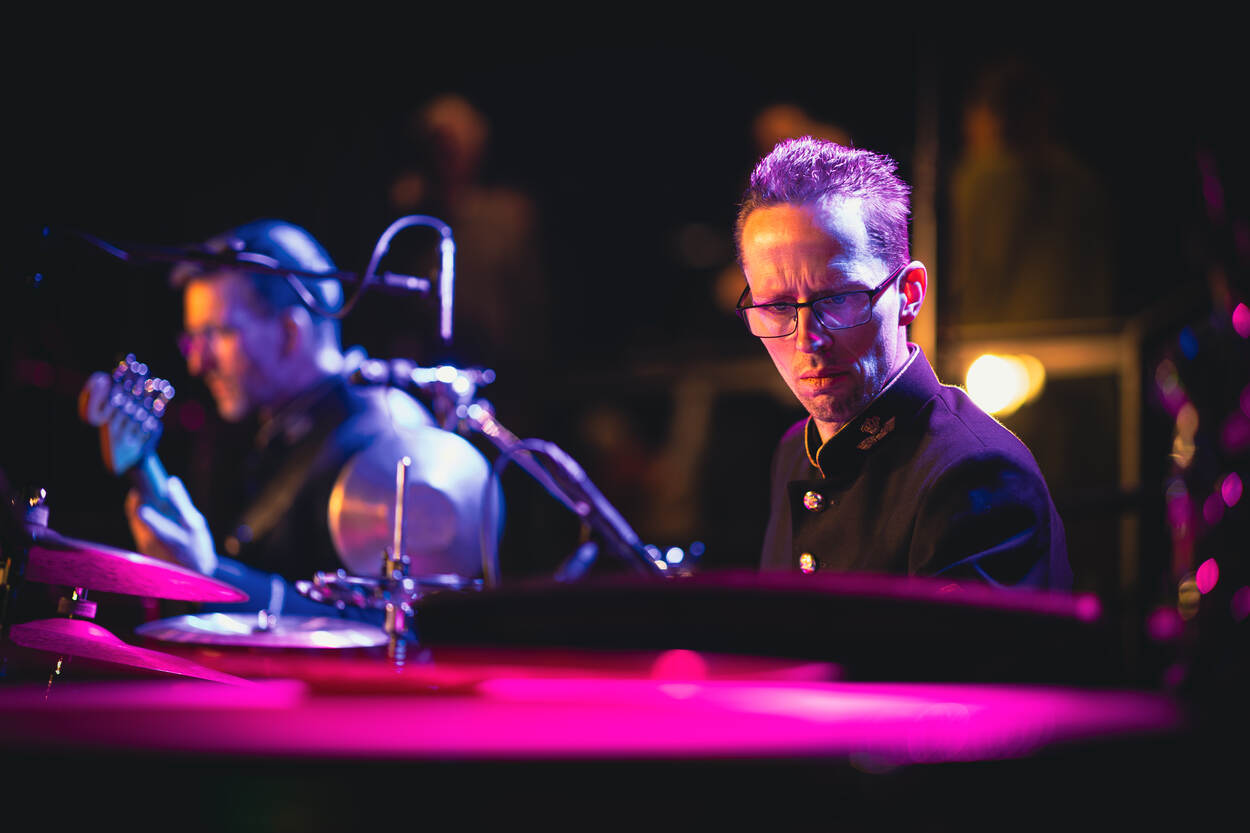 Een slagwerker van het Orkest Koninklijke Luchtmacht aan het werk.