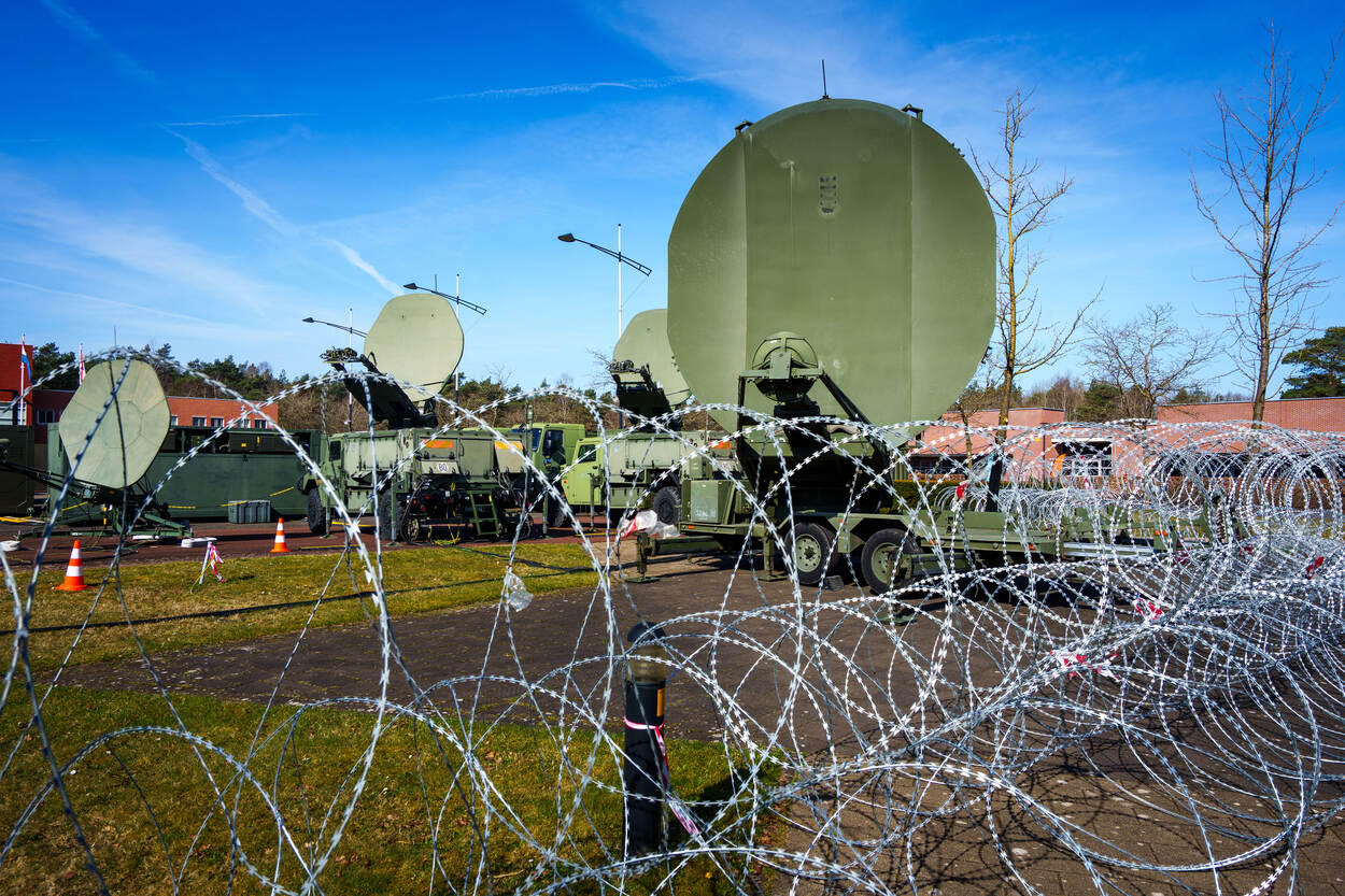 Een radar van het DACCC achter prikkeldraad.