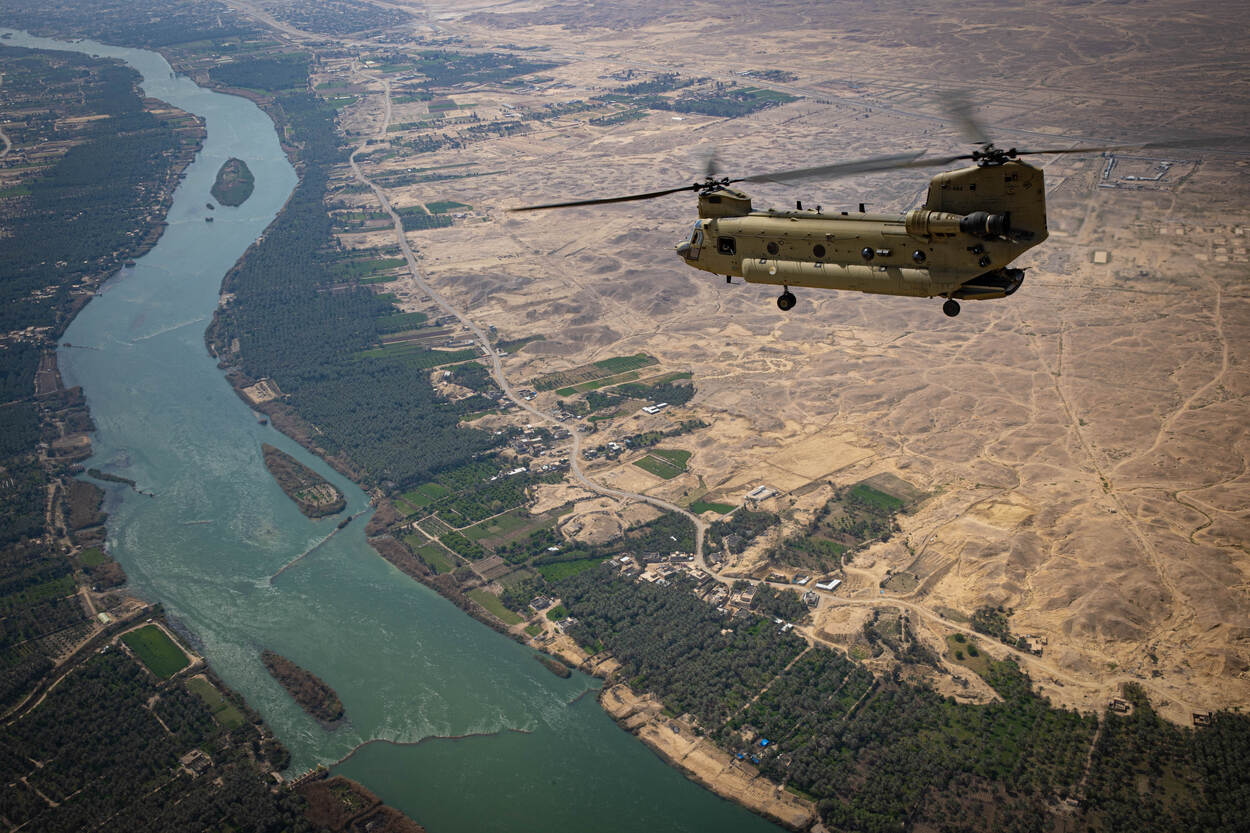 Een Chinook vliegt over de rivier de Eufraat in Irak.