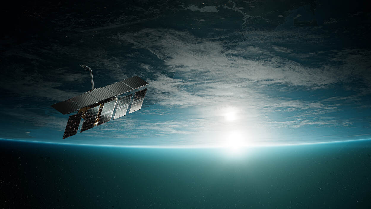 Een model van de SAR-satelliet in een donkere omgeving.