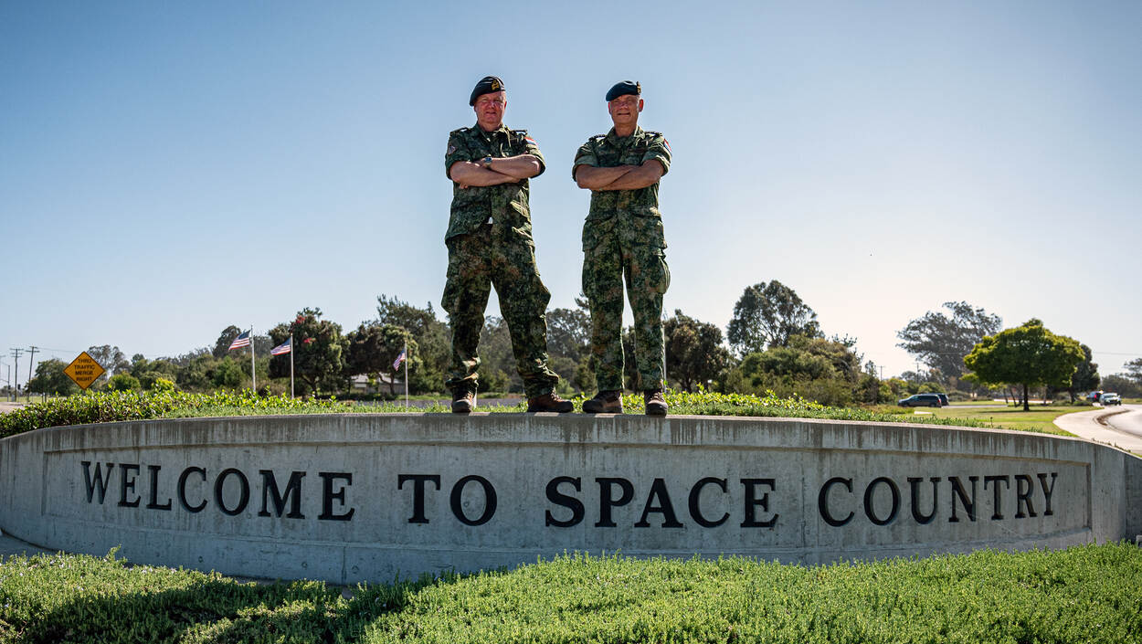 Kolonel Bernard Buijs en luitenant-generaal André Steur op Vandenberg Space Force Base in Californië