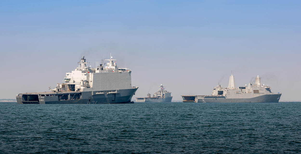 Twee amfibische transportschepen op zee.