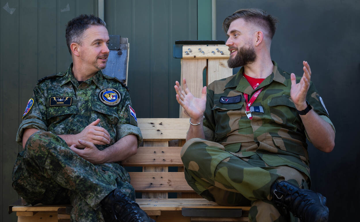 Links een vliegende Nederlandse F-35, rechts een Poolse F-16.