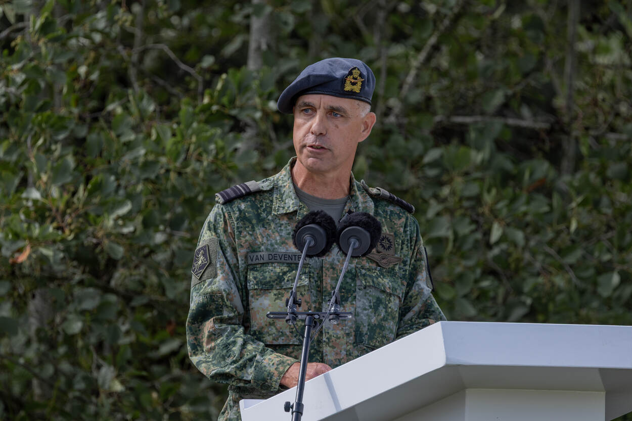 Generaal-majoor Van Deventer spreekt door een microfoon.