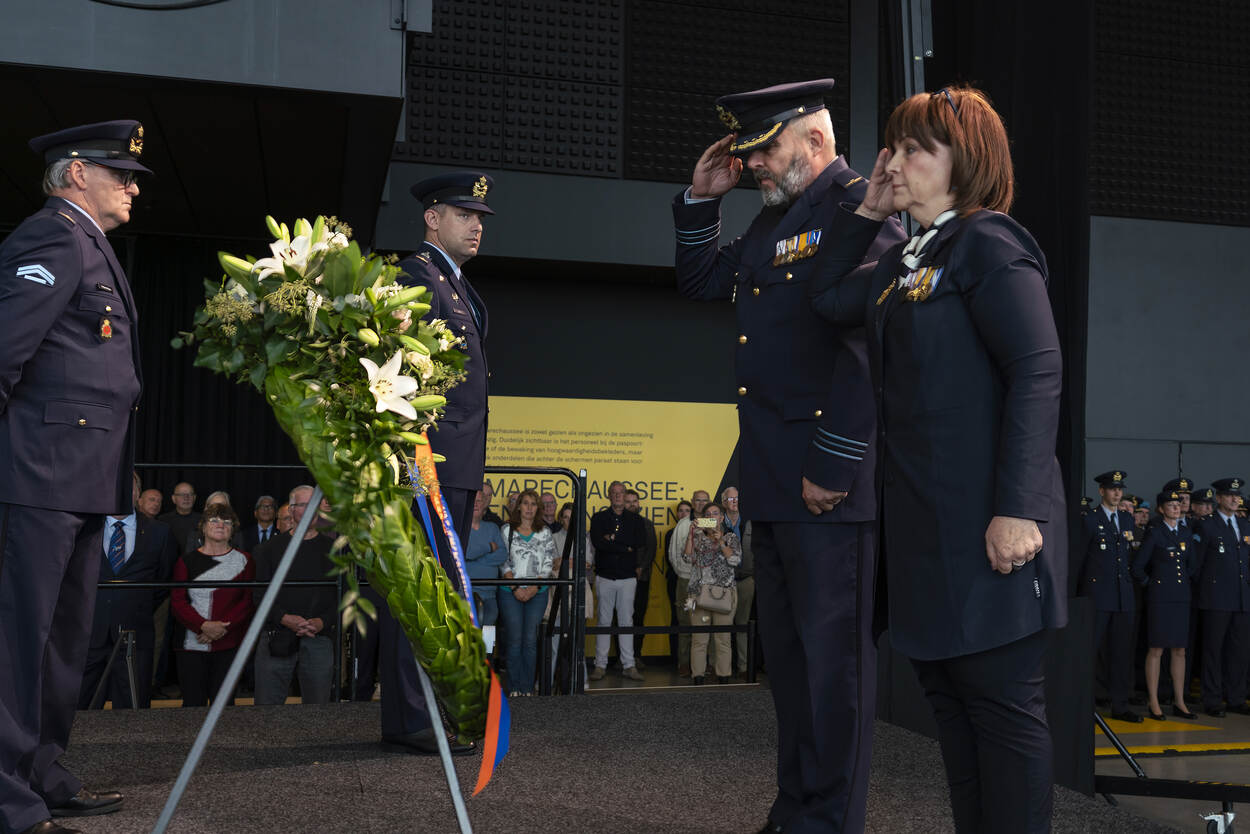 Twee militairen brengen een eregroet.