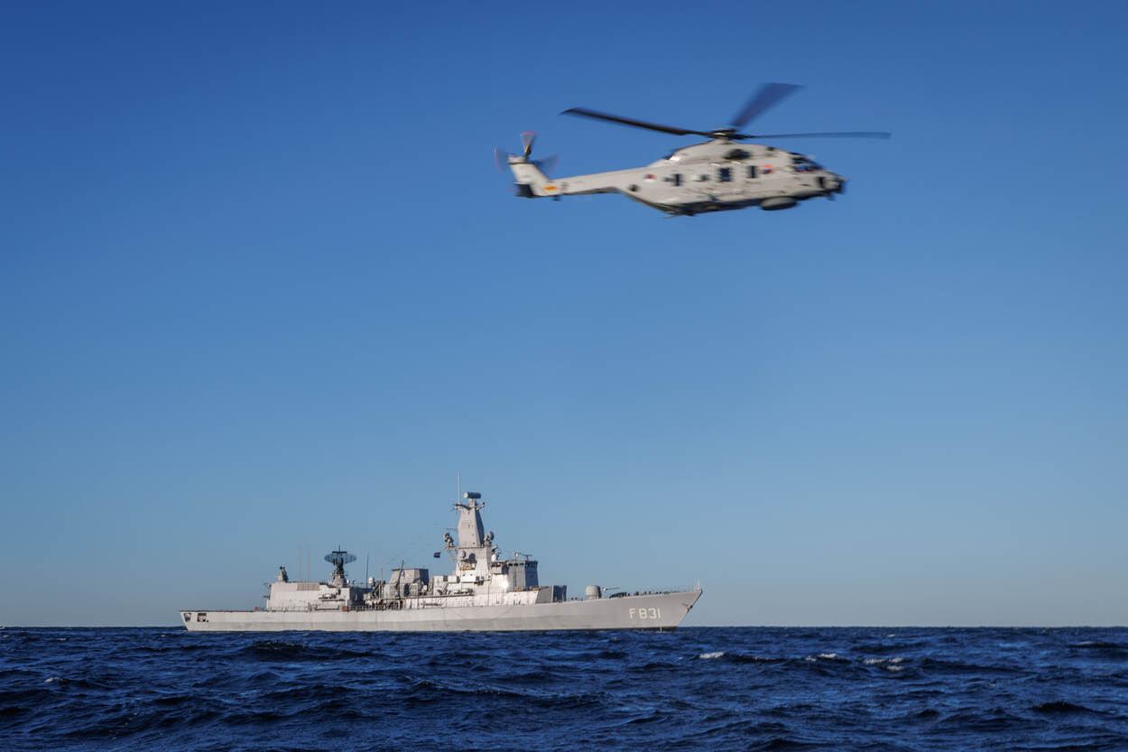 Zr.Ms. Van Amstel vaart door de Oostzee, rechtsboven het schip vliegt de NH90 boordhelikopter.