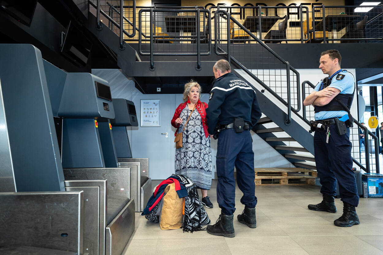 Een casus met een mevrouw op de luchthaven. Ze wordt aangesproken.